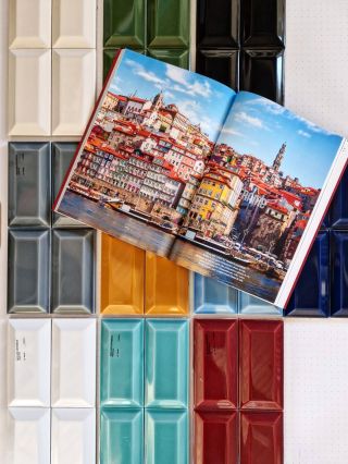 Dnes jsme vystavili nové vzorky série FRAME z portugalské keramičky Aleluia. Obklady ve tvaru tzv. psaníček jsou v nabídce...